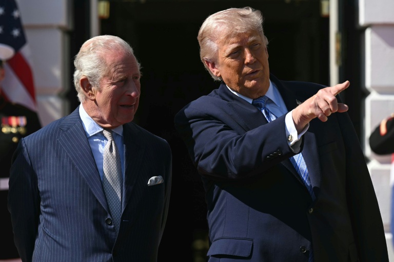 Le président américain Donald Trump (d) et le roi Charles III à la Maison Blanche, le 27 avril 2026 à Washington