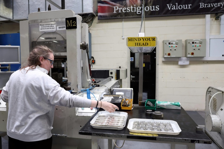 Cette photo, prise le 30 juin 2026, montre un employé retirant des lingots d'argent d'un dispositif de manutention à la Royal Mint de Llantrisant, dans le sud du pays de Galles