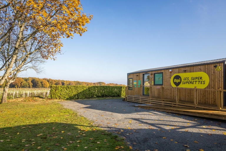 Une supérette Api en libre-service sans caissier, ouverte tous les jours, installée dans un préfabriqué en bois à Claix, le 1er décembre 2022 en Charente