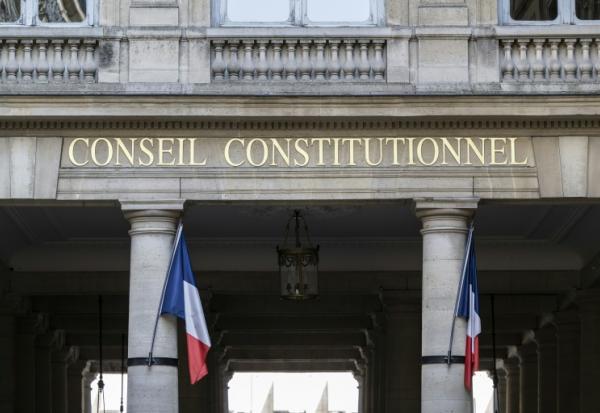 Le président du Conseil constitutionnel Richard Ferrand a balayé la proposition phare de Marine Le Pen, réviser la Constitution par référendum en contournant le Parlement