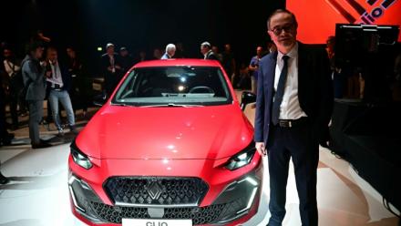 Le DG de Renault François Provost au Salon automobile de Munich le 8 septembre 2025, posant à côté de la nouvelle Clio "full hybrid e-tech"