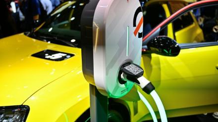 Station de rechargement d'une Renault 5 e-Tech en démonstration à la Porte de Versailles de Paris le 16 octobre 2024.