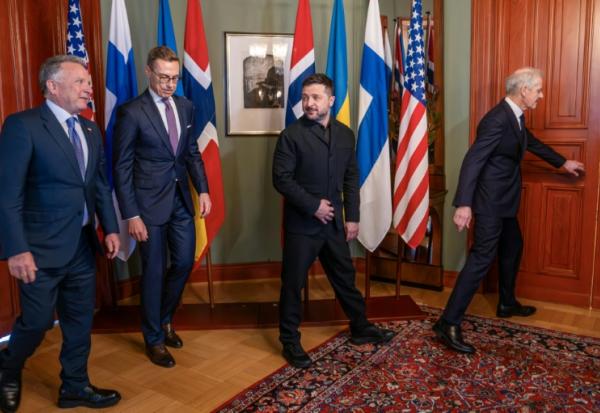 (De g. à d.) L'envoyé spécial américain Steve Witkoff, le président finlandais Alexander Stubb, le président ukrainien Volodymyr Zelensky et le Premier ministre norvégien Jonas Gahr Støre avant une réunion consacrée à la situation en Ukraine, le 20 octobre 2026, à Oslo