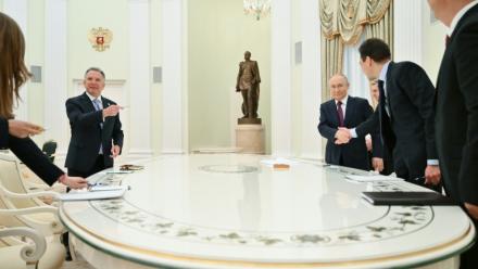 Le président russe Vladimir Poutine (4e d) et l'émissaire américain Steve Witkoff (g), le 25 avril 2025 à Moscou