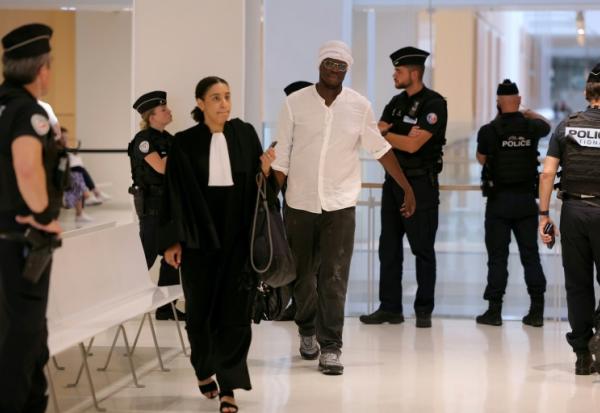 Le rappeur Doums, de son vrai nom Mamadou Coulibaly, arrive au tribunal de Paris pour son procès pour violences conjugales répétées sur l'actrice Adèle Exarchopoulos, son ex-compagne, le 29 juin 2026
