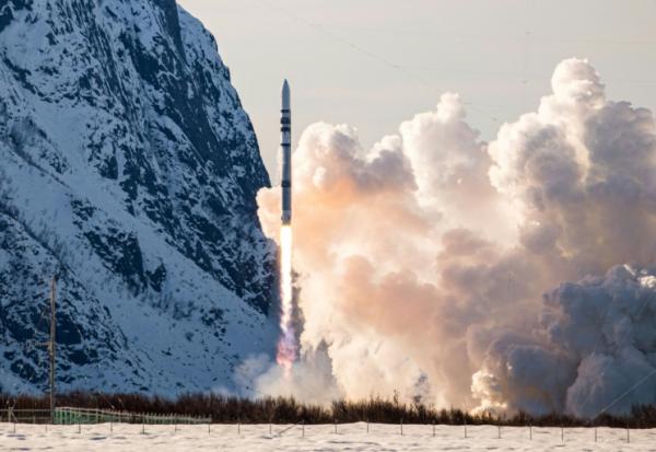 Photo fournie le 30 mars 2025 par la société spatiale allemande Isar Aerospace montrant le lancement de sa fusée "Spectrum", qui a explosé quelques secondes après son décollage, au centre spatial d'Andøya en Norvège
