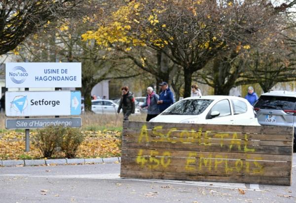 Une inscription "Ascometal - 450 emplois" au siège social de l'aciériste NovAsco à Hagondange, le 17 novembre 2025 en Moselle