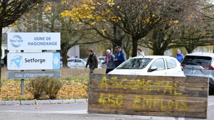 Une inscription "Ascometal - 450 emplois" au siège social de l'aciériste NovAsco à Hagondange, le 17 novembre 2025 en Moselle