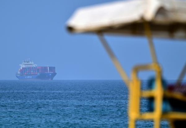 Un porte-conteneurs au large de l'émirat de Sharjahn dans le golfe d'Oman, le 28 juin 2026