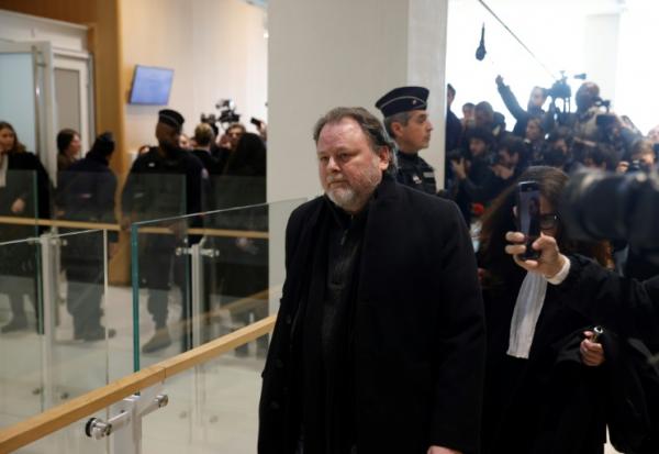 Le cinéaste Christophe Ruggia sort après son procès pour agressions sexuelles sur mineure, à Paris, le 3 février 2025