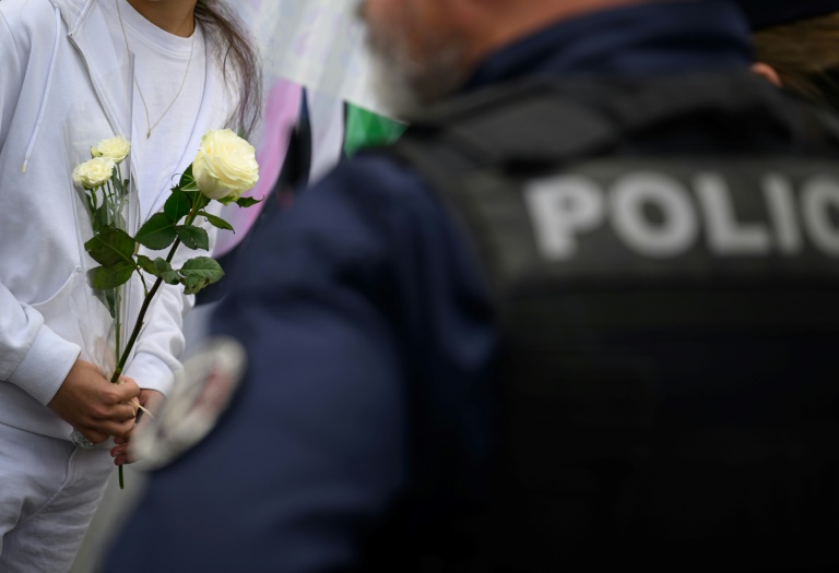 Une élève apporte des fleurs à Nantes, le 25 avril 2025, au lendemain d'une attaque au couteau dans un établissement scolaire qui a fait un mort et trois blessés