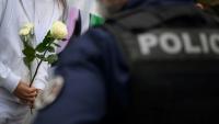 Une élève apporte des fleurs à Nantes, le 25 avril 2025, au lendemain d'une attaque au couteau dans un établissement scolaire qui a fait un mort et trois blessés