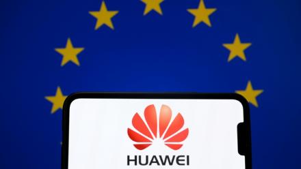 L'UE pourrait chercher à exclure les équipementiers chinois comme Huawei des réseaux de télécoms, à l'occasion de la révision de ses règles en matière de cybersécurité