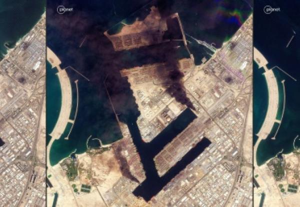 Cette combinaison d'images prises par satellite fournies par Planet Labs PBC en 2026 montre une vue du port de Jebel Ali à Dubaï, les (de G à D) 26 février 2026, 1er mars, avec des panaches de fumée s'élevant après une attaque de projectiles iraniens, et 2 mars