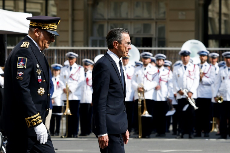 Le ministre de l'Intérieur Bruno Retailleau (d) et le préfet de police de Paris Laurent Nunez (g), lors d'une cérémonie marquant le 81e anniversaire de la libération de Paris, le 26 août 2025 à la préfecture de police à Paris