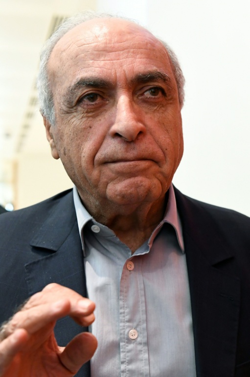 L'homme d'affaires franco-libanais Ziad Takieddine s'adresse aux médias à son arrivée au palais de justice de Paris le 7 octobre 2019, au premier jour du procès du volet financier de « l'affaire Karachi »