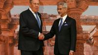 Le ministre indien des Affaires étrangères, Subrahmanyam Jaishankar (à droite), accueille son homologue iranien, Abbas Araghchi, à l'occasion de l'ouverture de la réunion des ministres des Affaires étrangères des BRICS à New Delhi, le 14 mai 2026