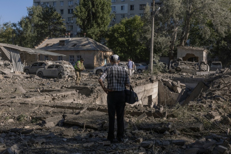 Un homme constate les dégâts après des frappes russe à Kiev le 20 août 2026