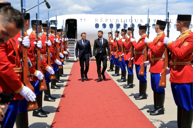 Le président du Monténégro, Jakov Milatović, accueille son homologue français, Emmanuel Macron, à son arrivée à l'aéroport de Podgorica pour sa première visite officielle au Monténégro, avant un sommet UE–Balkans occidentaux, le 4 juin 2026
