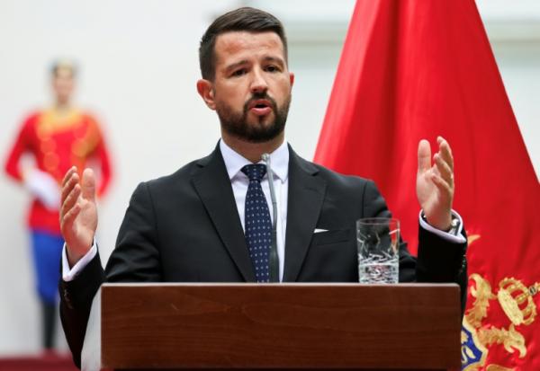 Le président du Monténégro, Jakov Milatović, lors d'une conférence de presse avec le président français Emmanuel Macron au Palais Bleu, la résidence présidentielle à Cetinje, le 4 juin 2026