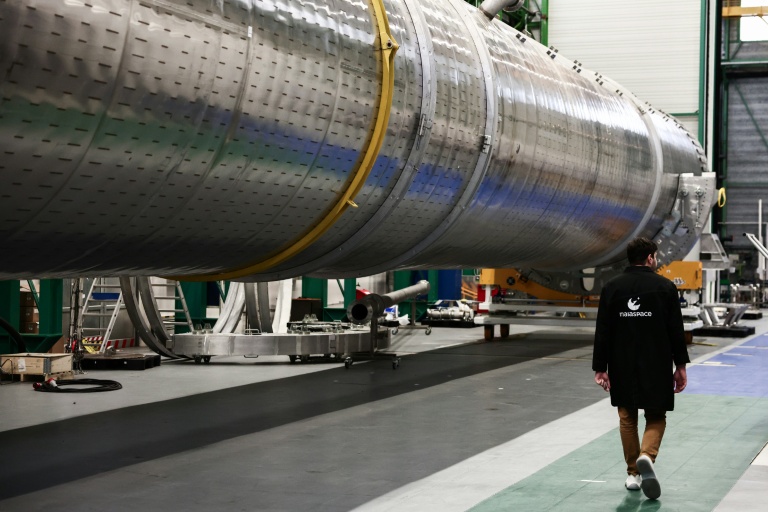 Le prototype du premier étage réutilisable de la future fusée de la start-up française MaiaSpace dans son atelier à Vernon, dans l'Eure, le 2 décembre 2025