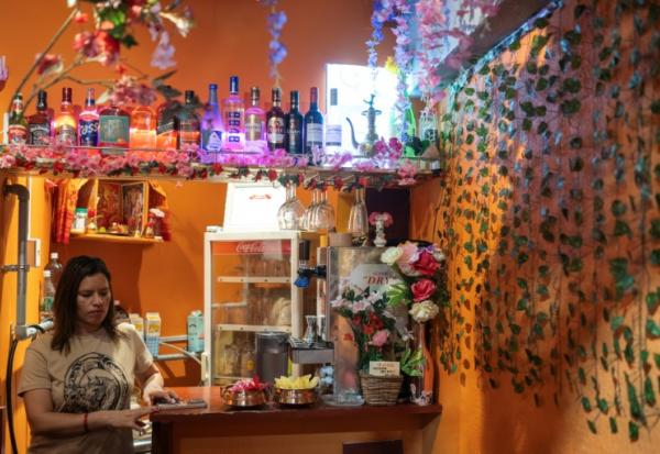 Budhathoki Samjhana dans son petit restaurant népalais, à Tokyo, le 12 juin 2026