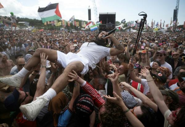 Bobby Vylan, l'un des membres du groupe de rap britannique Bob Vylan, en concert au festival de Glastonbury à Pilton, dans le sud-ouest de l'Angleterre, le 28 juin 2025