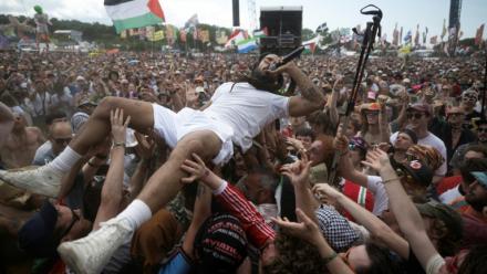 Bobby Vylan, l'un des membres du groupe de rap britannique Bob Vylan, en concert au festival de Glastonbury à Pilton, dans le sud-ouest de l'Angleterre, le 28 juin 2025
