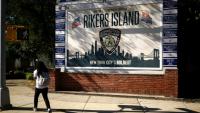 Un panneau marquant l'entrée du centre de détention de Rikers Island, dans le Queens, à New York, le 5 octobre 2026