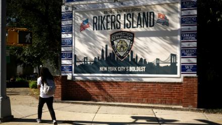 Un panneau marquant l'entrée du centre de détention de Rikers Island, dans le Queens, à New York, le 5 octobre 2026