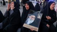 Des femmes pleurent la mort du guide suprême iranien Ali Khamenei, tué dans une opération militaire américano-israélienne, le 1er mars 2026 à Téhéran