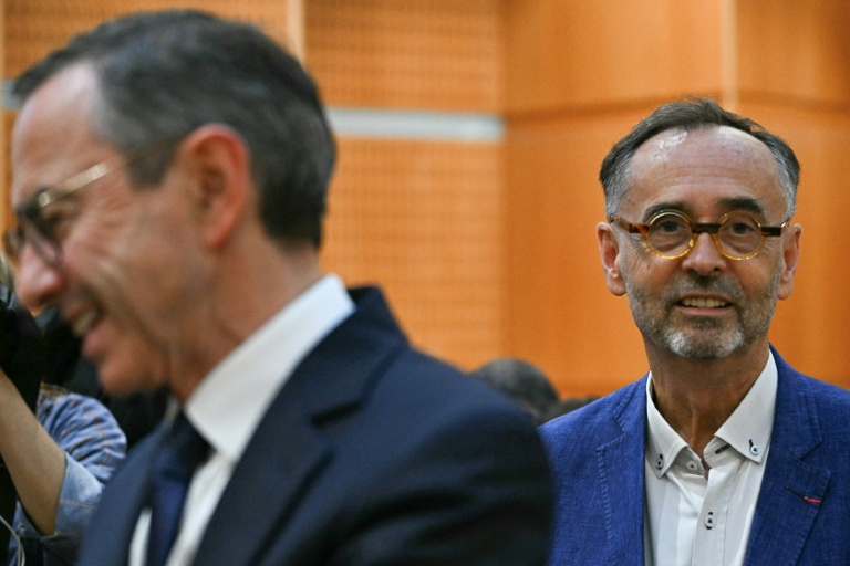Le maire de Béziers, Robert Ménard (à droite) et Bruno Retailleau (à gauche), candidat des Républicains (LR) à l’élection présidentielle au tribunal de Montpellier le 30 septembre 2026
