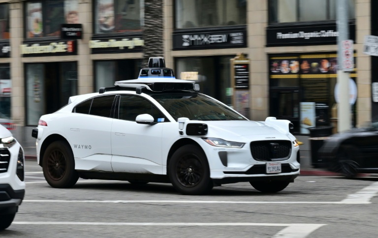 Un robotaxi sans chauffeur Waymo, sur  Hollywood Boulevard, à Los Angeles (Californie), le 13 mai 2026 