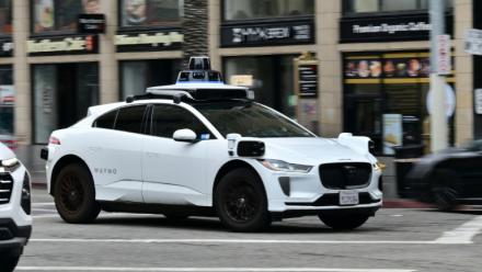 Un robotaxi sans chauffeur Waymo, sur  Hollywood Boulevard, à Los Angeles (Californie), le 13 mai 2026 