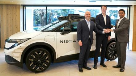 Ivan Espinosa (g), PDG de Nissan Motor, Alex Kendall (c), PDG de Wayve Technologies, et Sarfraz Maredia (d), de chez Uber Technologies, devant un prototype de véhicule à Tokyo le 12 mars 2026