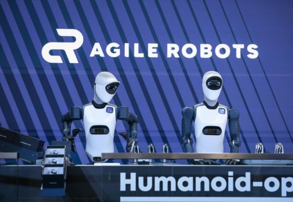Des robots humanoïdes sur le stand d'Agile Robots SE lors de la foire industrielle d'Hanovre, le 20 avril 2026 dans le nord de l'Allemagne