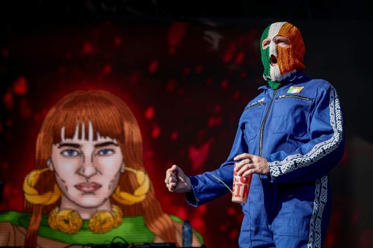 JJ O Dochartaigh, alias DJ Provai, du trio nord-irlandais Kneecap, sur scène à Saint-Cloud, près de Paris, lors du festival Rock en Seine, le 25 août 2025