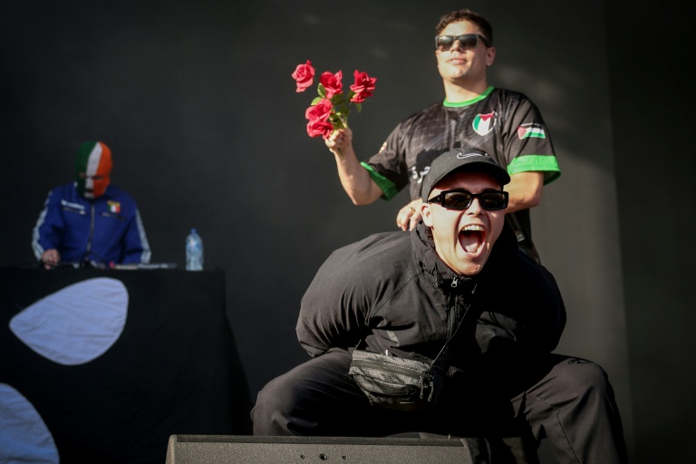 Liam O'Hanna, alias Mo Chara (au centre) et Naoise O Caireallain, alias Moglai Bap (à droite), du trio Kneecap, sur la scène de Rock en Seine le 24 août 2025 à Saint-Cloud, près de Paris