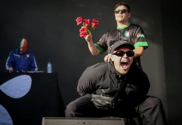 Liam O'Hanna, alias Mo Chara (au centre) et Naoise O Caireallain, alias Moglai Bap (à droite), du trio Kneecap, sur la scène de Rock en Seine le 24 août 2025 à Saint-Cloud, près de Paris