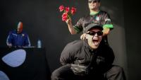 Liam O'Hanna, alias Mo Chara (au centre) et Naoise O Caireallain, alias Moglai Bap (à droite), du trio Kneecap, sur la scène de Rock en Seine le 24 août 2025 à Saint-Cloud, près de Paris