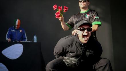 Liam O'Hanna, alias Mo Chara (au centre) et Naoise O Caireallain, alias Moglai Bap (à droite), du trio Kneecap, sur la scène de Rock en Seine le 24 août 2025 à Saint-Cloud, près de Paris