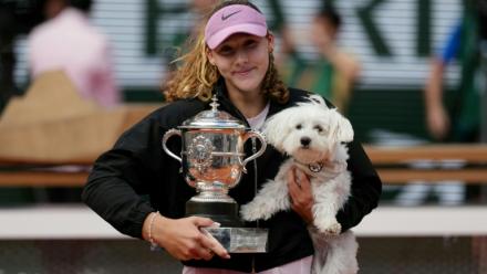 La Russe Mirra Andreeva pose avec son trophée de Roland-Garros et son chien, le 6 juin 2026