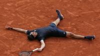 L'Allemand Alexander Zverev, N.3 mondial, les bras en croix alors qu'il vient remporter le titre à Roland-Garros le 7 juin 2026 à Paris