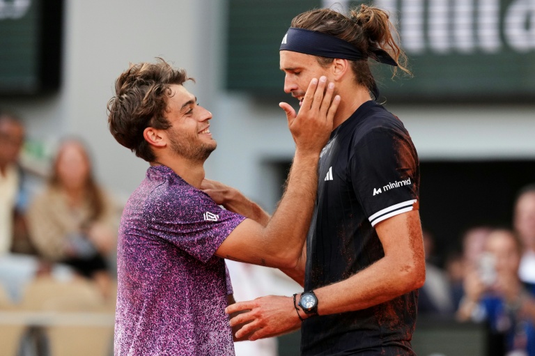 L'Italien Flavio Cobolli félicite son vainqueur, l'Allemand Alexander Zverev, en finale du simple messieurs de Roland-Garros, le 7 juin 2026 à Paris