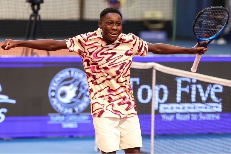 Le joueur de tennis français Moïse Kouame célèbre sa victoire après avoir battu le Bulgare Aleksandar Tolev au deuxième tour de la 41e édition du tournoi 