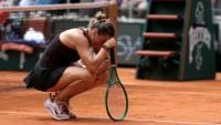 Aryna Sabalenka est désespérée après avoir raté un point, lors de sa défaite contre Diana Shnaider en quart de finale à Roland-Garros, le 3 juin 2026
