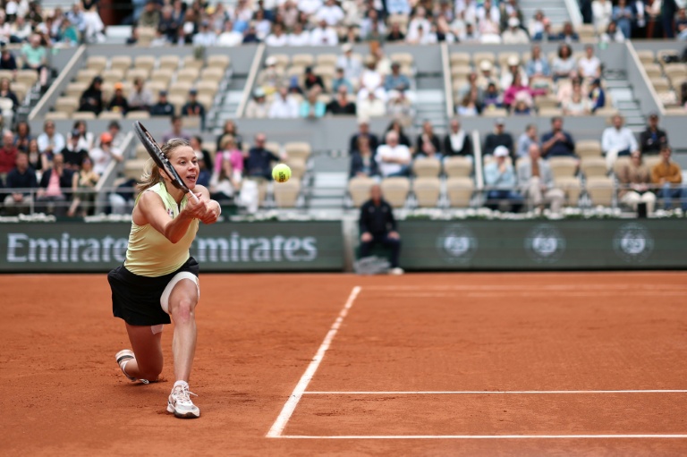 Maja Chwalinska retourne la balle lors de sa victoire contre Anna Kalinskaya en quart de finale de Roland-Garros, le 3 juin 2026