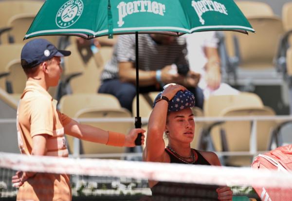 La Bélarusse Aryna Sabalenka entre deux jeux, sous un soleil  de plomb, le 26 mai 2026 à Roland-Garros