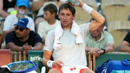 Le Norvégien Casper Ruud tente de se rafraîchir entre deux jeux pendant son match contre Roman Safiullin, lors de la deuxième journée de Roland-Garros, à Paris, le 25 mai 2026