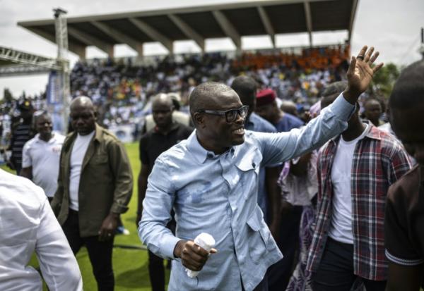 Le candidat à la présidentielle Romuald Wadagni salue ses soutiens, le 8 avril 2026 à Lokossa, au Bénin